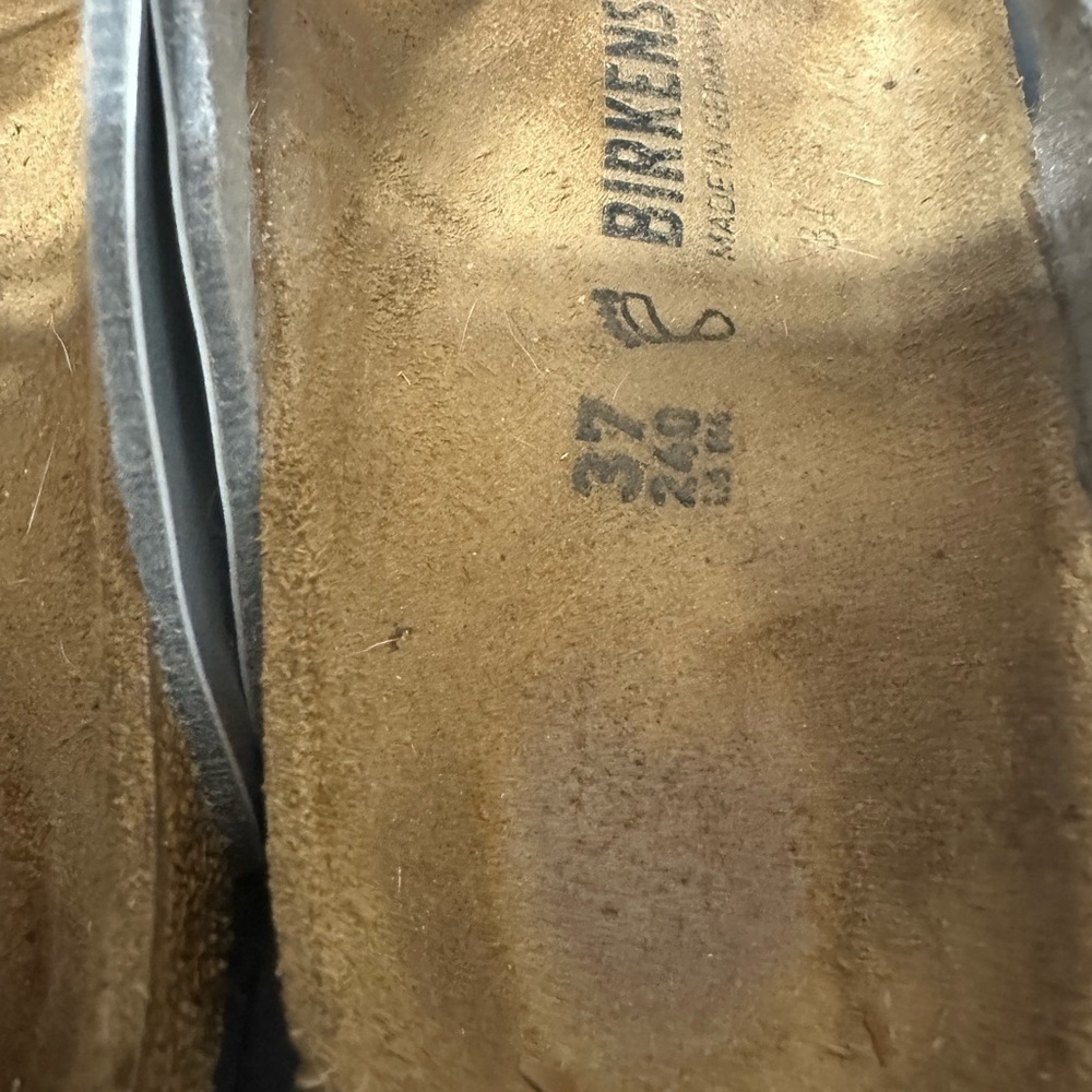 BIRKENSTONE Silver Sandals with Toe Loop size 7 pre owned good condition - Picture 8 of 8